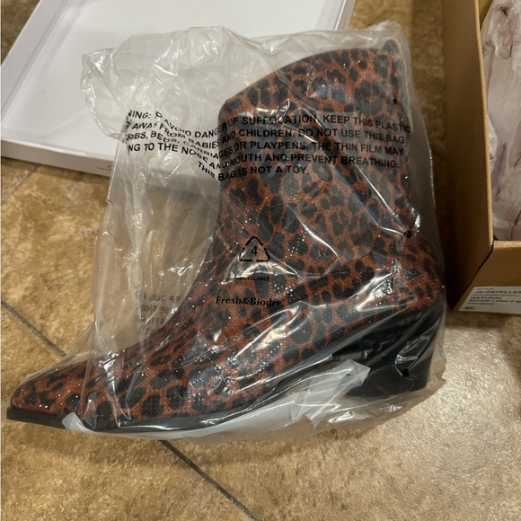 New Jessica Simpson Leopard Boots - Picture 2 of 3